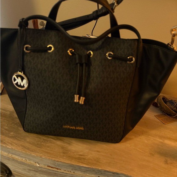 Michael Kors Black and Gold Women's Bag - Picture 2 of 4